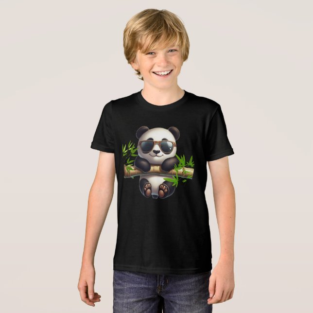 Camiseta Cubo panda bonito vestindo óculos pendurados num b (Frente Completa)