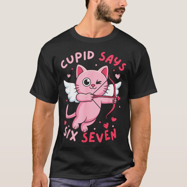 Camiseta Cud Says 67 Six Seven Meme Cute Cat Valentine's Da (Frente)