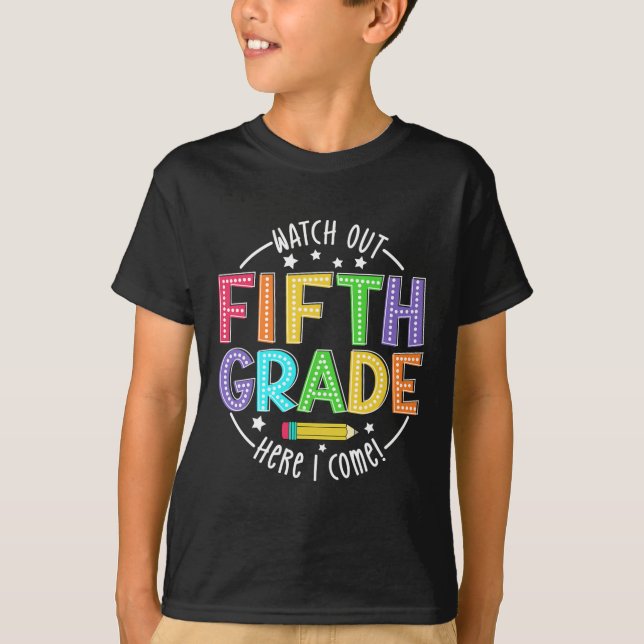 Camiseta Cuidado 5º ano aqui vou eu primeiro dia de volta à (Frente)