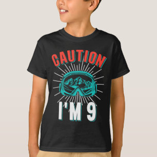 Camiseta Cuidado 9 esquiando aniversário de 9 anos snowboar