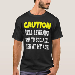 Camiseta Cuidado Ainda Aprendendo A Socializar Engraçado