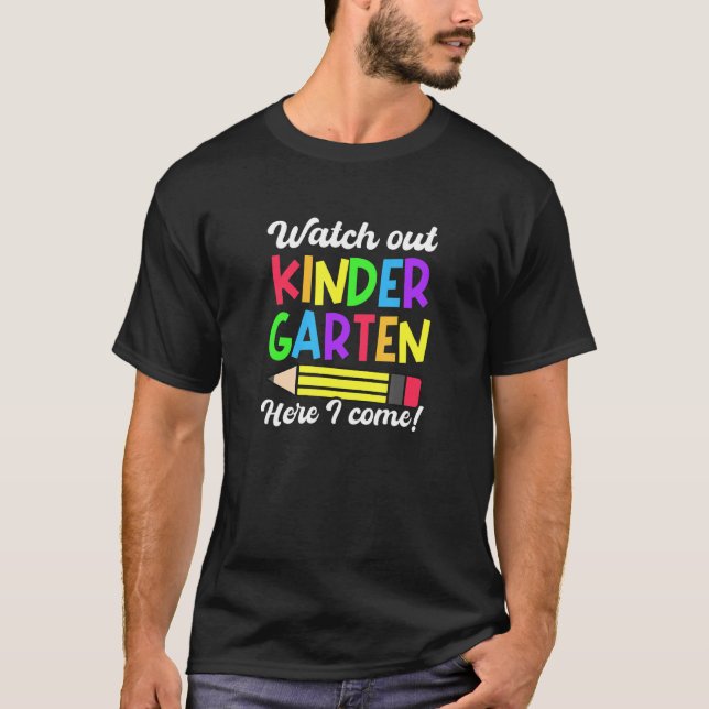 Camiseta Cuidado Aqui Eu Vim Professora Do Jardim De Infânc (Frente)