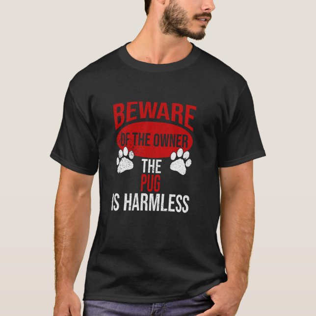 Camiseta Cuidado - Cachorro Pai Cachorro Mãe Pug Dono de Ca (Frente)