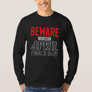 Camiseta Cuidado, Celebro o Dia da Pena de April Hilarious