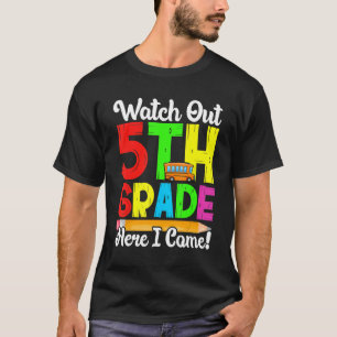 Camiseta Cuidado Com A 5 Aqui Eu Volto Ao Primeiro Dia