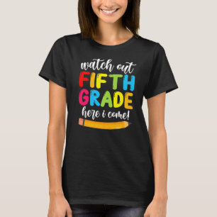 Camiseta Cuidado Com A 5 Grau Aqui Eu Venho Meninas Bonitas