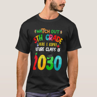 Camiseta Cuidado Com A 5 Grau Aqui Eu Venho Na Classe 2030.