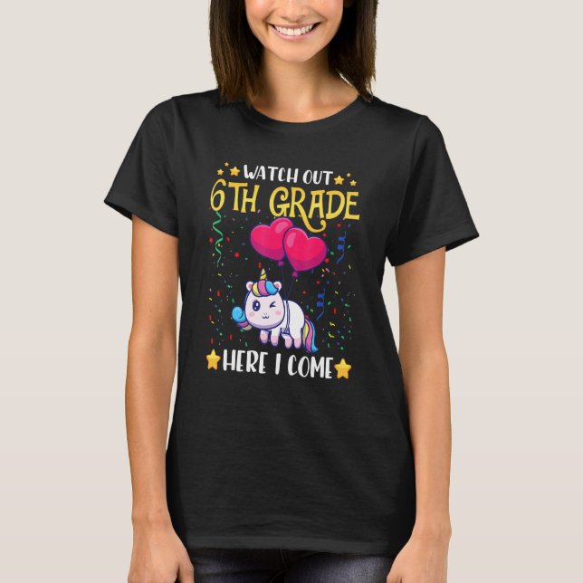 Camiseta Cuidado Com A 6 Grau Aqui Eu Venho Crianças Primei (Frente)