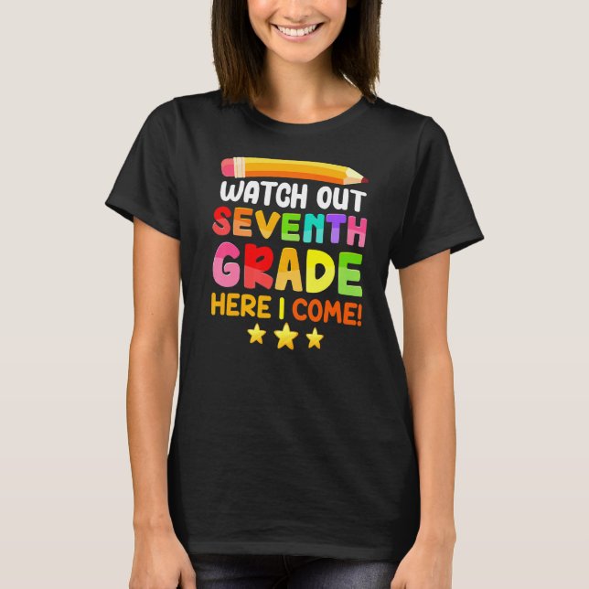 Camiseta Cuidado Com A 7 Aqui Eu Volto Para A Escola (Frente)