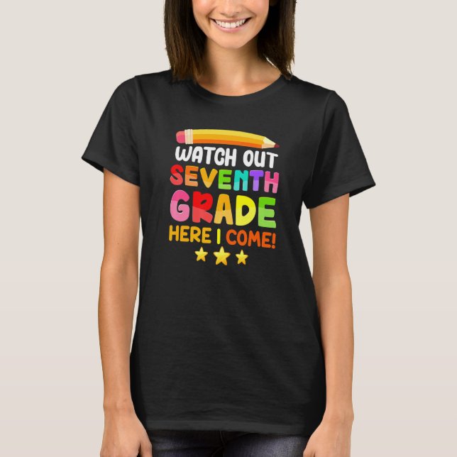 Camiseta Cuidado Com A 7 Aqui Eu Volto Para A Escola (Frente)