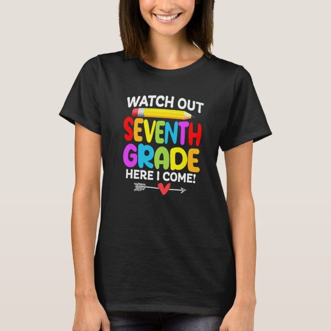 Camiseta Cuidado Com A 7 Aqui Eu Volto Para A Escola (Frente)