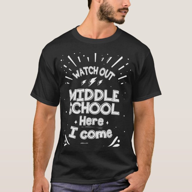 Camiseta Cuidado Com A Escola Do Meio Aqui Eu Vim (Frente)