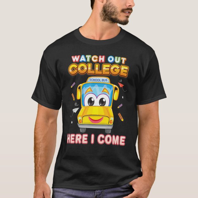 Camiseta Cuidado Com A Faculdade Aqui Eu Vim O Ônibus Da Es (Frente)