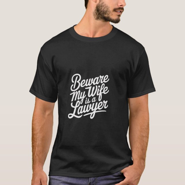 Camiseta Cuidado Com A Minha Esposa É Advogada, Advogada, A (Frente)