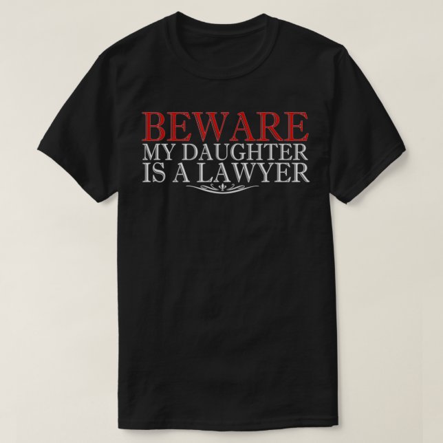 Camiseta Cuidado Com A Minha Filha É Um Advogado Da Mãe. (Frente do Design)