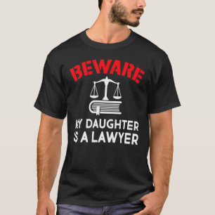 Camiseta Cuidado Com A Minha Filha É Uma Faculdade De Direi