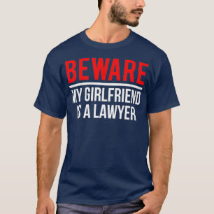 Camiseta Cuidado Com A Minha Namorada É Um Advogado Engra