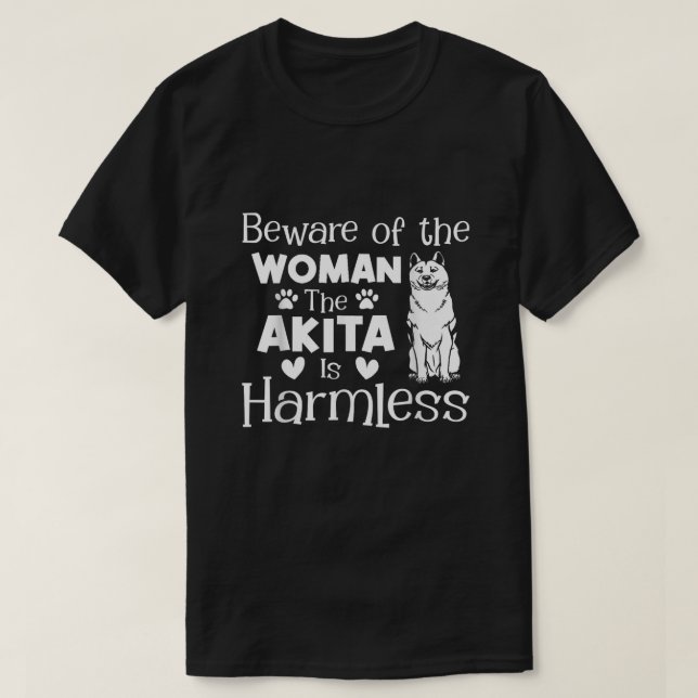 Camiseta Cuidado Com A Mulher, O Akita É Inocente (Frente do Design)