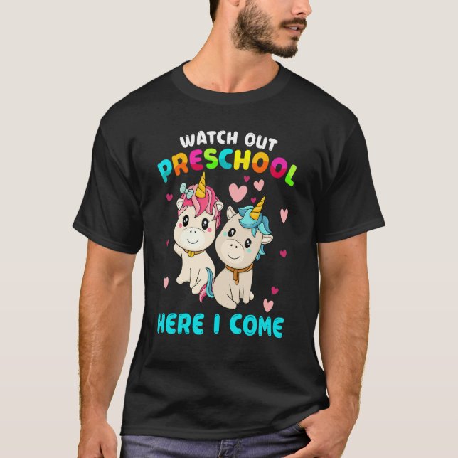 Camiseta Cuidado Com A Pré-Escola Aqui Eu Venho Rapazes Uni (Frente)