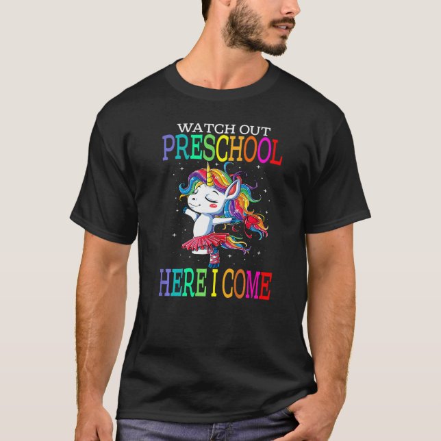 Camiseta Cuidado Com A Pré-Escola Aqui Eu Volto Para A Sc. (Frente)