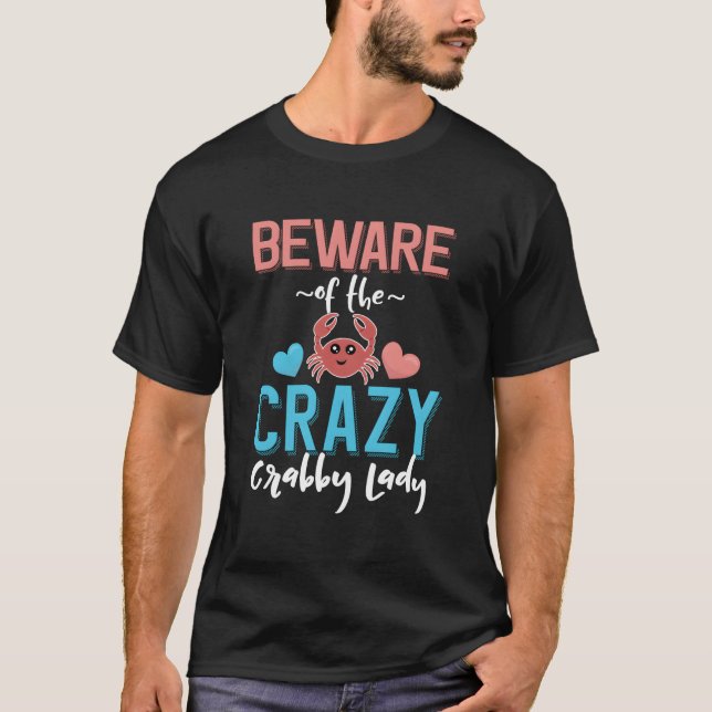 Camiseta Cuidado Com a Velha Senhora Rabugenta Louca Carang (Frente)