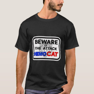 Camiseta Cuidado Com as Mulheres Democratas de Ataque Com C