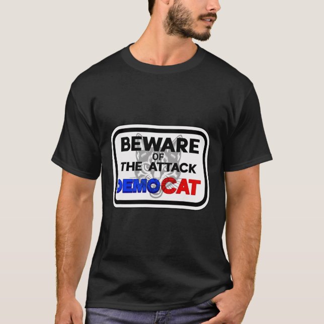 Camiseta Cuidado Com as Mulheres Democratas de Ataque Com C (Frente)