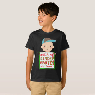 Camiseta CUIDADO COM KINDERGARTEN AQUI EU VENHO engraçado