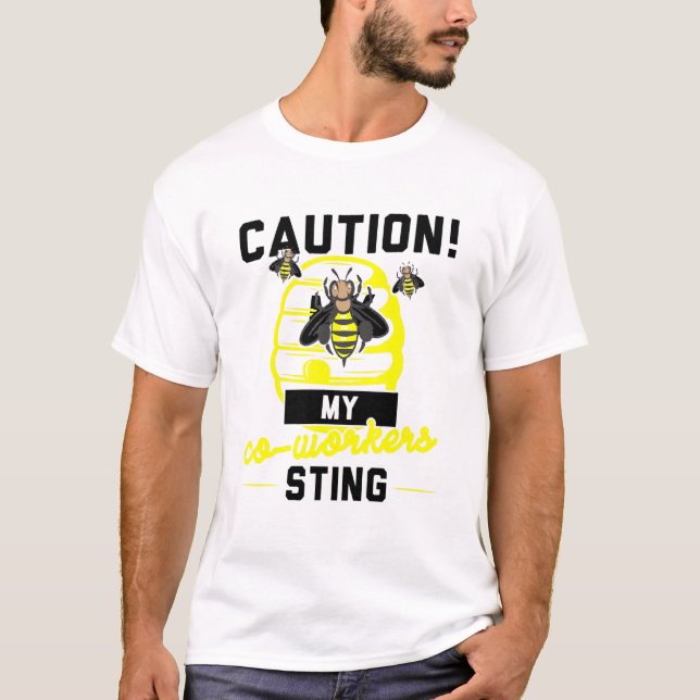 Camiseta Cuidado Com Meus Colegas De Trabalho Enrolando Mel (Frente)
