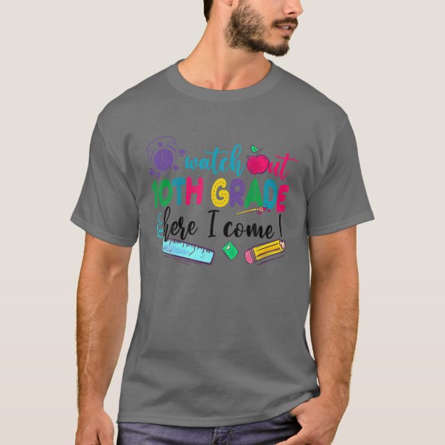Camiseta Cuidado Com O 10º Ano Aqui Eu Volto Para A Escola (Frente)