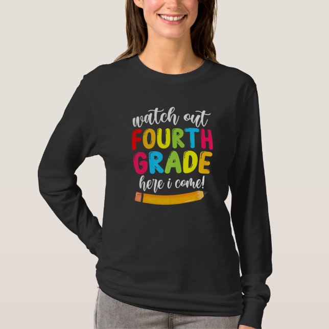 Camiseta Cuidado Com O 4º Ano Aqui Vim Meninas Bonitas (Frente)