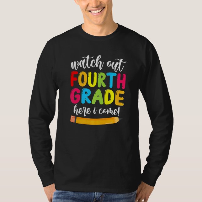 Camiseta Cuidado Com O 4º Ano Aqui Vim Meninas Bonitas (Frente)
