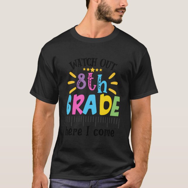 Camiseta Cuidado Com O 8º Ano Aqui Eu Vim No Primeiro Dia D (Frente)