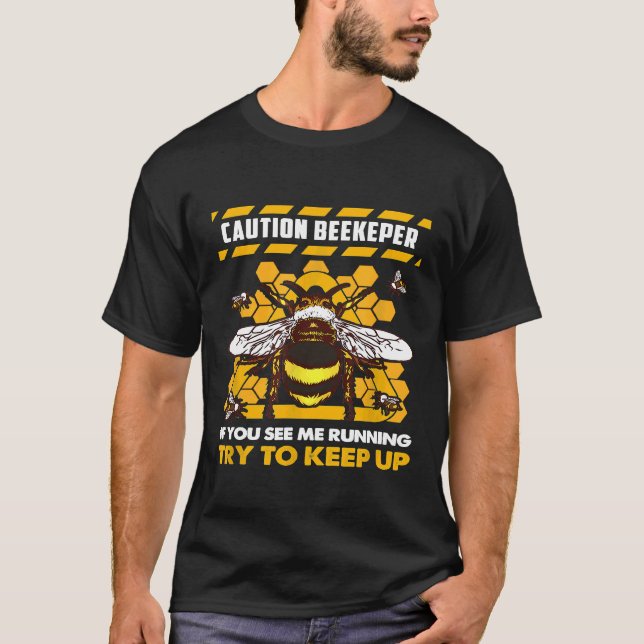 Camiseta Cuidado Com O Beekeeper Se Você Me Vê Correndo Ten (Frente)