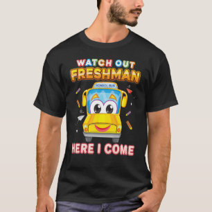 Camiseta Cuidado Com O Caloiro Aqui Eu Vim O Ônibus Da Esco