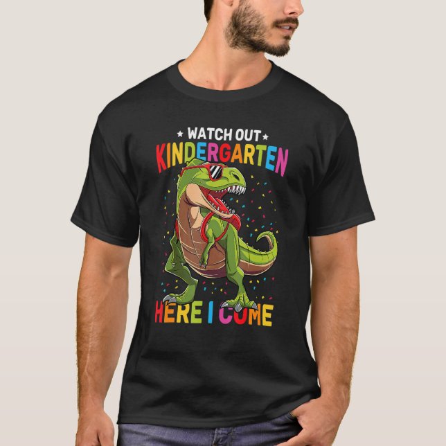 Camiseta Cuidado Com O Jardim De Infância Aqui Eu Venho Din (Frente)
