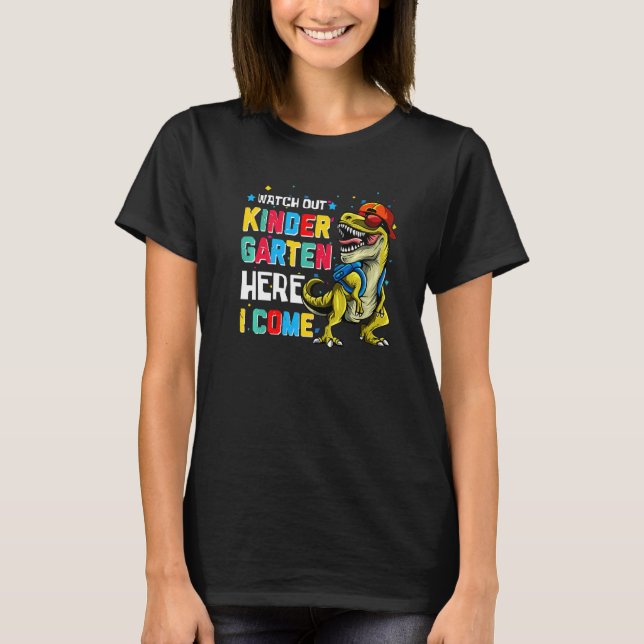 Camiseta Cuidado Com O Jardim De Infância Aqui Eu Venho Din (Frente)