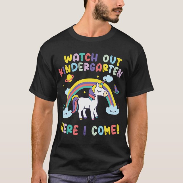 Camiseta Cuidado Com O Jardim De Infância Aqui Eu Vim Unicó (Frente)