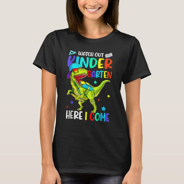 Camiseta Cuidado Com O Jardim De Infância Aqui Eu Volto Com (Frente)