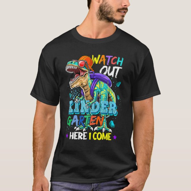 Camiseta Cuidado Com O Jardim De Infância Aqui Eu Volto Com (Frente)