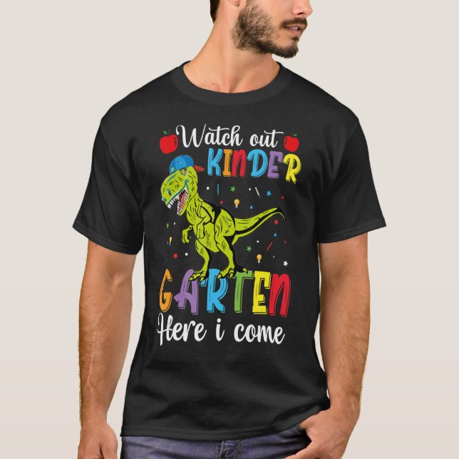 Camiseta Cuidado Com O Jardim De Infância Aqui Eu Volto Com (Frente)