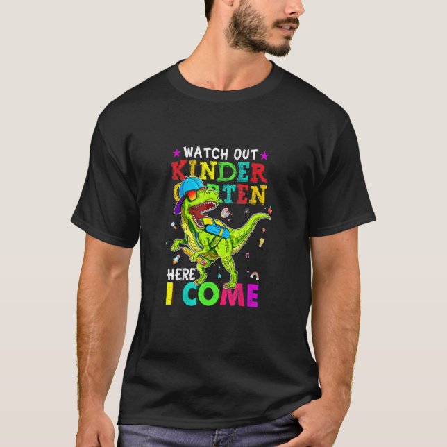 Camiseta Cuidado Com O Jardim De Infância Aqui Eu Volto Com (Frente)