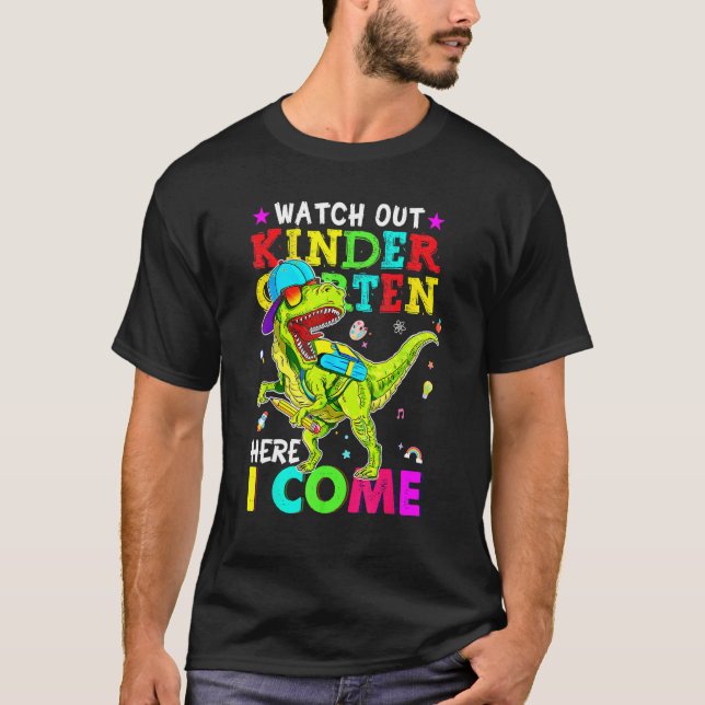 Camiseta Cuidado Com O Jardim De Infância Aqui Eu Volto Com (Frente)