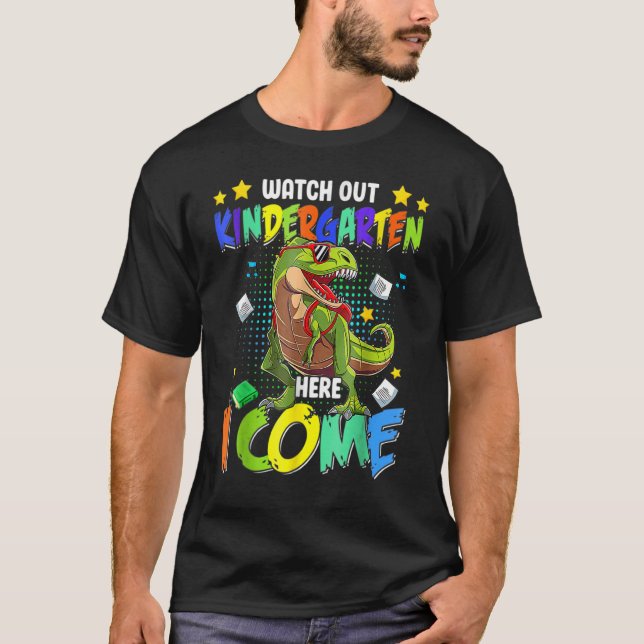 Camiseta Cuidado Com O Jardim De Infância Aqui Eu Volto Com (Frente)