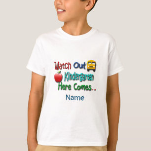 Camiseta Cuidado Com O Jardim De Infância Aqui Vem Persona