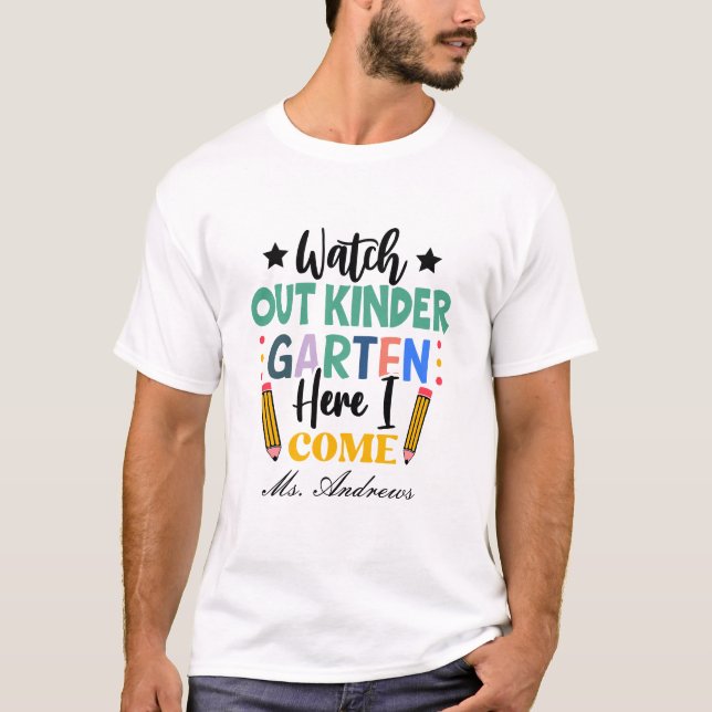 Camiseta Cuidado Com O Jardim De Infância, Aqui Vou Eu! Cri (Frente)
