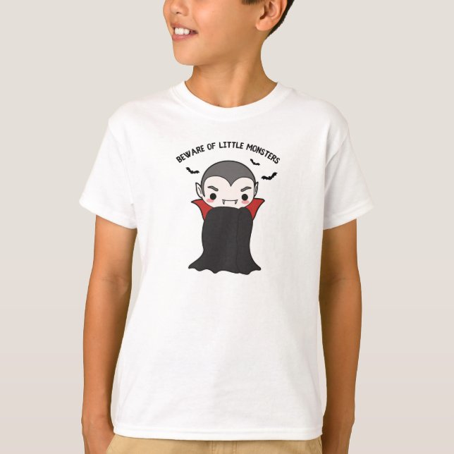 Camiseta Cuidado com o pequeno monstrinho Drácula (Frente)