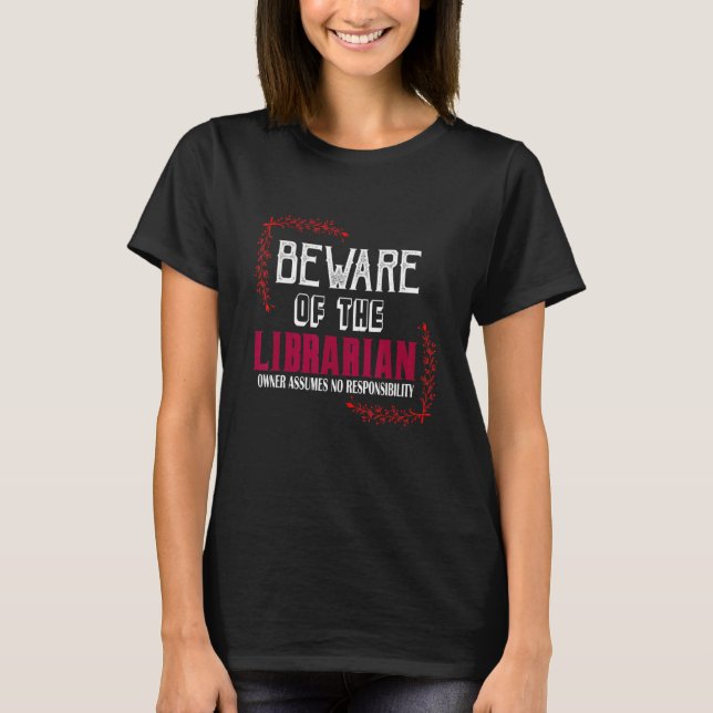Camiseta Cuidado com o proprietário da biblioteca assume qu (Frente)