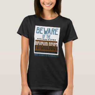 Camiseta Cuidado com o psicólogo. O proprietário assume que