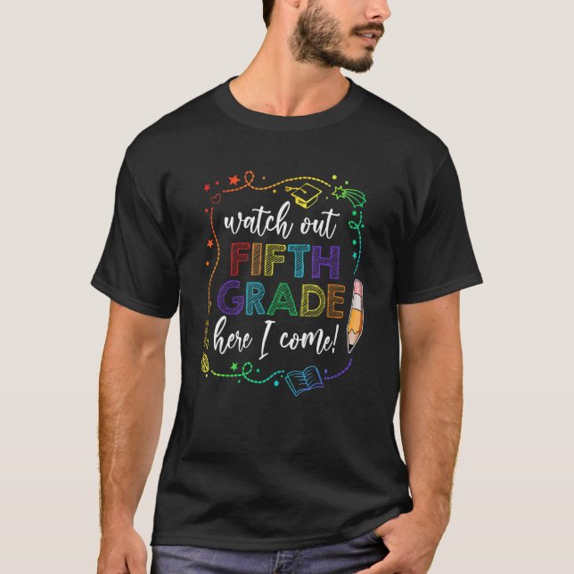 Camiseta Cuidado Com O Quinto Ano Aqui Eu Vim (Frente)